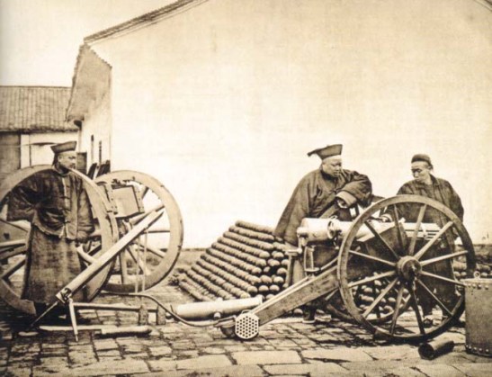 Cena no arsenal de Nanquim. Foto de John Thomson (ca. 1870) publicada em llustrations of China and its people. (Arquivo Livros do Oriente)