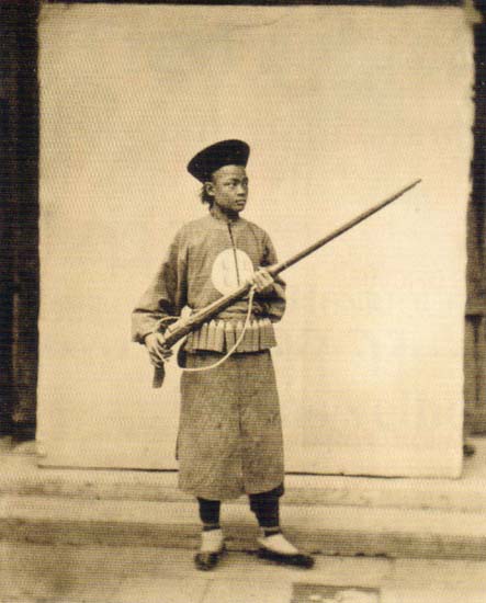 Soldado manchu. Foto de John Thomson (ca. 1870) publicada em llustrations of China and its people. (Arquivo Livros do Oriente)