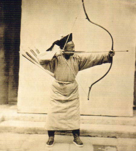 Arqueiro manchu. Foto de John Thomson (ca. 1870) publicada em llustrations of China and its people. (Arquivo Livros do Oriente)
