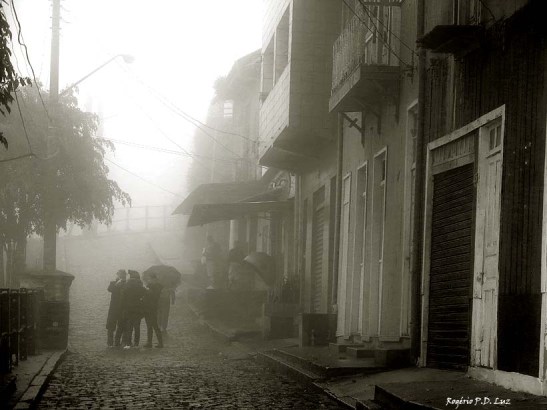 Nevoeira na ruas da parte alta, uma constância