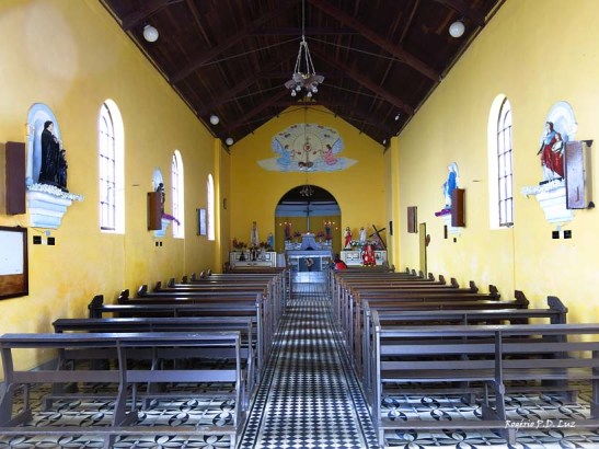 o interior da igreja