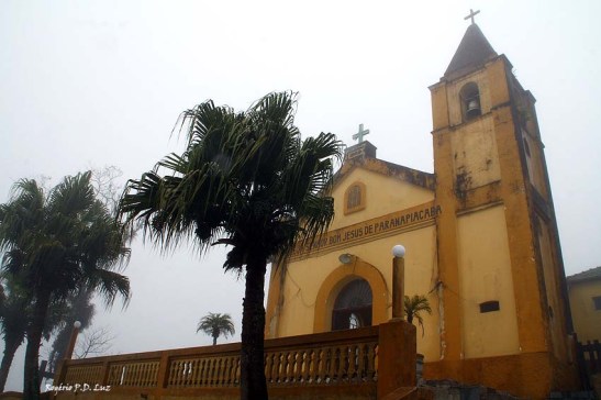 Logo na chegada de ônibus avista a Igreja do Senhor Bom Jesus de Paranapiacaba lá no alto