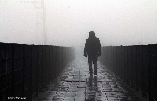 A travessia da ponte metálica que liga a parte  alta e a baixa, em dias de nevoeiro é anda para o nada