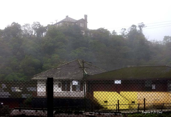 A casa do inglês gerente da São Paulo Railway no alto do morro com visão geral da vila, hoje Museu do Castelo.