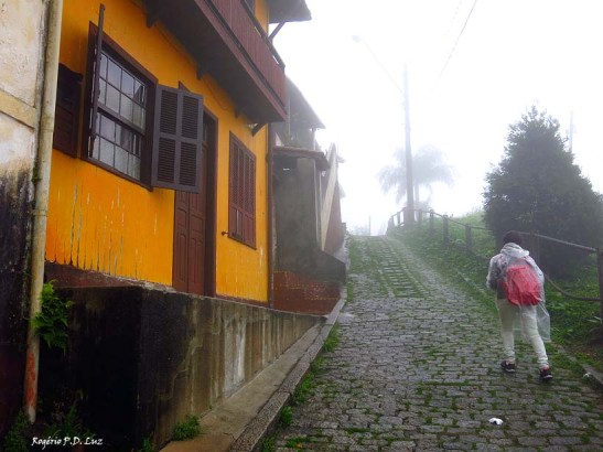 Outra ladeira da parte alta. Lá no topo, em tempo bom, pode-se avistar a torre de relógio tipo Big Ben de Londres.