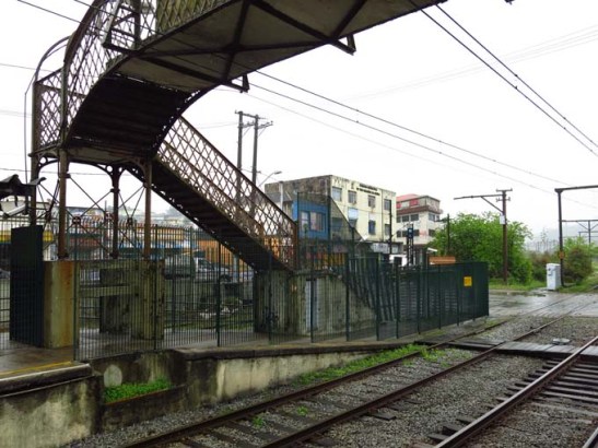 Em Rio Grande da Serra, para pegar o ônibus para Paranapiacaba: atravesse a linha do trem, vire à direita e depois à esquerda e vai ver os ônibus azuis, conforme podem visualizar pela foto.