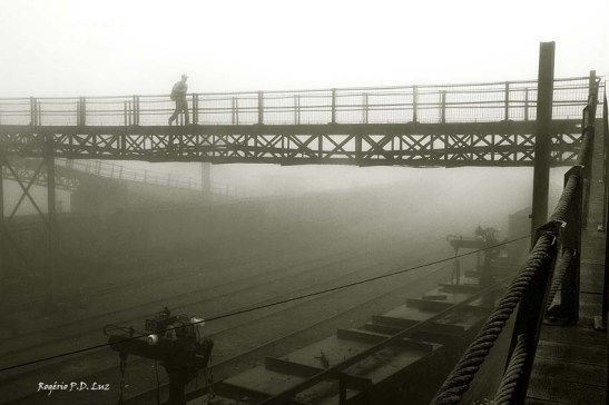 A ponte metálica sobre os trilhos