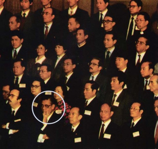 Assumpção, em Pequim, na cerimónia da Declaração Conjunta: o falecido presidente da Assembleia Legislativa  defendia, já em 1976, a normalização de relações com a China (texto e imagem da Revista Macau).
