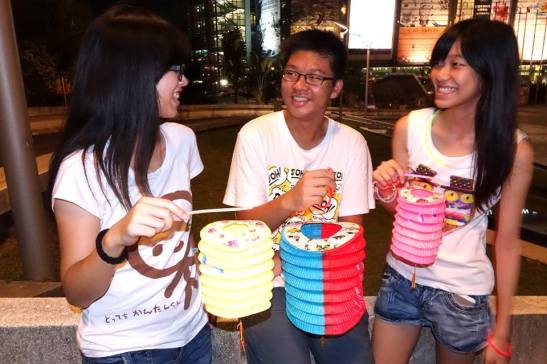 É costume sair pelas ruas carregando lanternas acesas. Fotografia de/photo by Manuel Cardoso