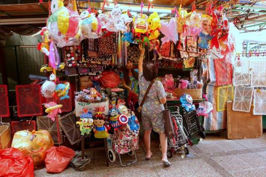 Comércio de itens do Festival da Luz. Fotografia de/photo by Manuel Cardoso
