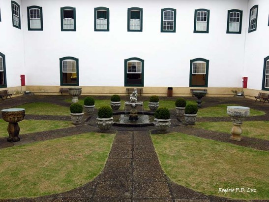 O pátio interno do Mosteiro da Luz. O Museu de Arte Sacra contorna o pátio no térreo. O andar superior é ocupado parte pela parte administrativa e a clausura das madres.