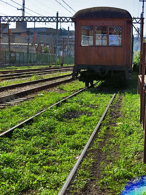O vagão de madeira de 1922 puxado pelo Maria Fumaça