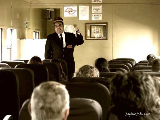 O simpático tripulante Andersen conta a história da antiga rede feroviária, o trabalho de preservação da associação ABPF, e cria um clima nostálgico