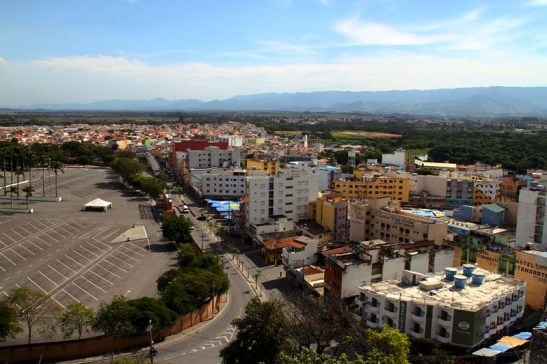 Na passarela uma vista panorâmica da cidade