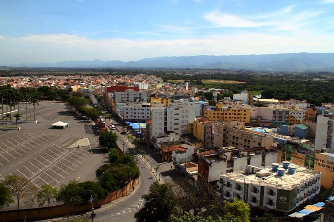 Na passarela uma vista panorâmica da cidade