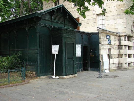 Entrada das Catacumbas de Paris (Wikimedia Commons)