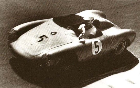 Grant Wolfkill no Porsche Spyder RS no GPM de 1960. Largou na pole-position e terminou em 2º.