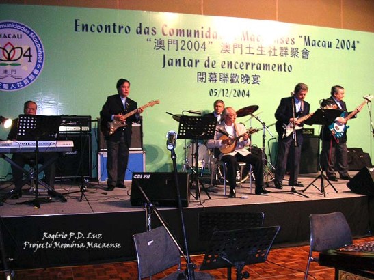 The Thunders a interpretar "Macau (terra minha)". Sentado, Adalberto Remédios, no bandolim, foi o convidado especial para tocar na canção-hino dos macaenses.