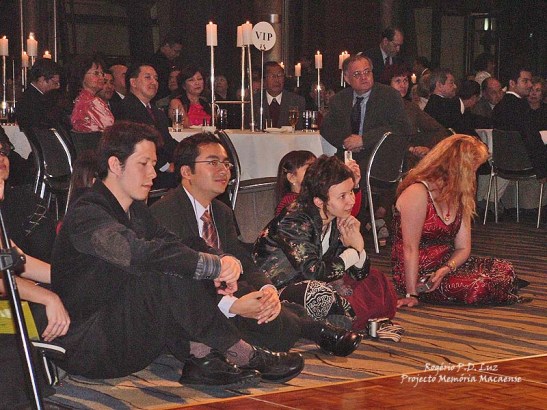 O público em silêncio ouvia a canção Macau. Na foto, em destaque, a menina no meio da 1ª fila.