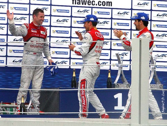 No pódio, Tom Kristensen que despéda das pistas é saudado por seus companheiros de equipe Lucas Di Grassi e Loic Duval, que terminaram em 3º com o carro nº 2 da Audi.