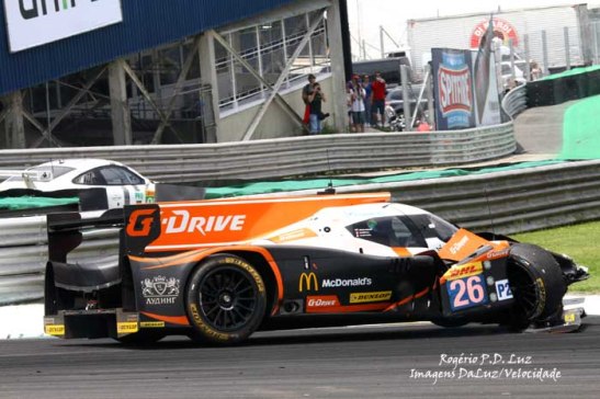 ... mesmo com a frente danificada, saiu do local e conduziu precariamente até a área de escape do fim da reta dos boxes ...