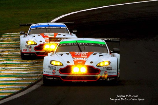 Aston Martin nº 98 na frente, vencedor da classe LMGTE Am com - Paul Dalla Lana, Pedro Lamy, e Christoffer Nygaard 