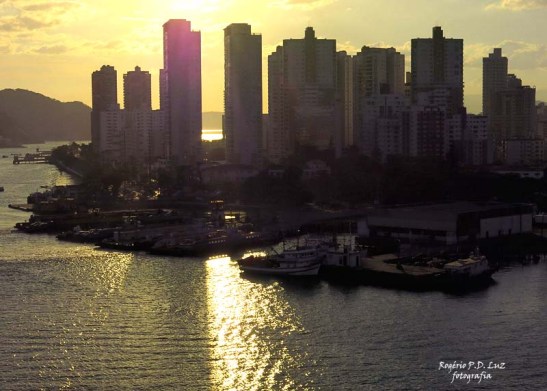 Cidade de Santos, estado de São Paulo no fim do canal e acesso ao alto mar