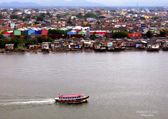 zona portuária de Guarujá, defronte a Santos, estado de São Paulo, Brasil