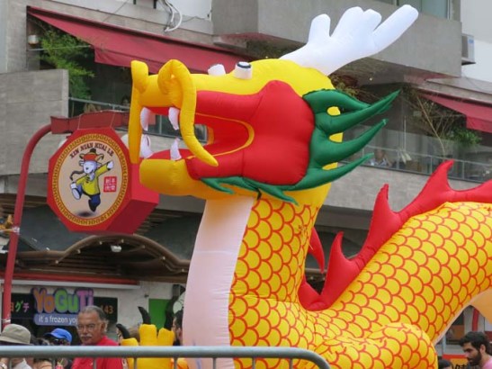 Um grande dragão inflável é o símbolo tradicional da festa chinesa na Liberdade