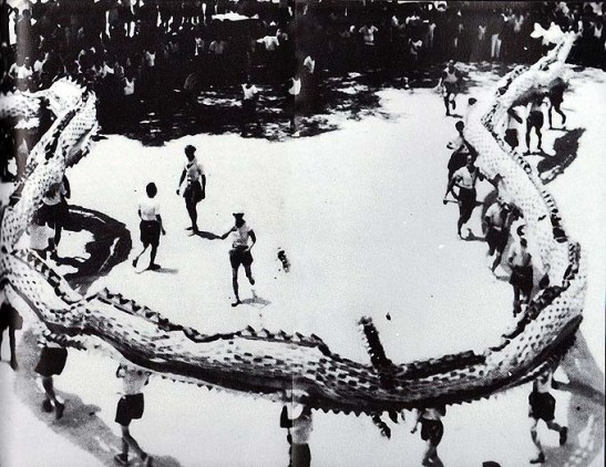 Procissão do Dragão nos nos 50 em Macau (foto do livro Usos e Costumes dos Chineses de Macau Anos 50)
