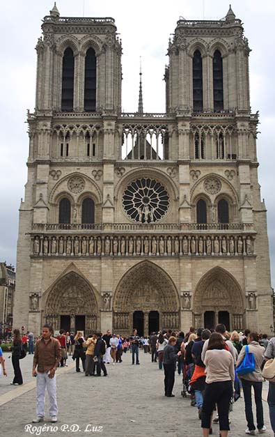 Longa fila para entrar no interior da catedral