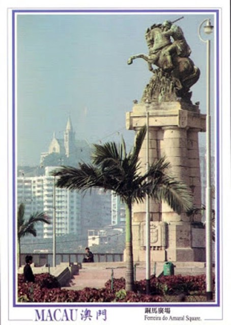 A estátua em Macau. Origem: postal dos anos 70.