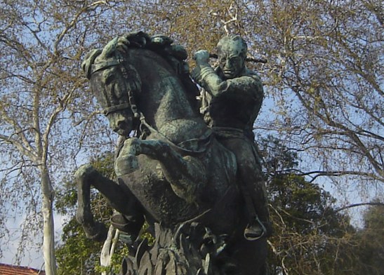 Pormenor evidenciando o seu único braço, o esquerdo