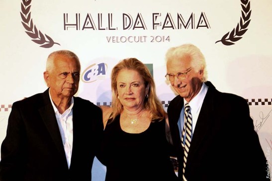 Homenageados no Hall da Fama: da esq. Carol Figueiredo, José Carlos Pace representado pela sua esposa Elda Pace e Francisco "Chico" Lameirão