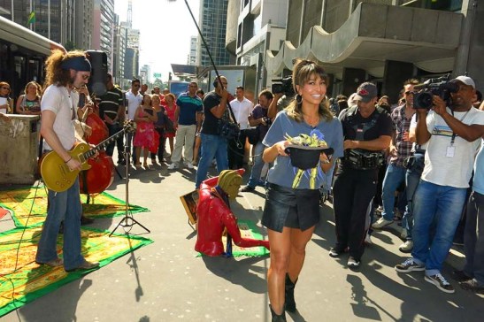 Sabrina Sato e artistas de rua (13)