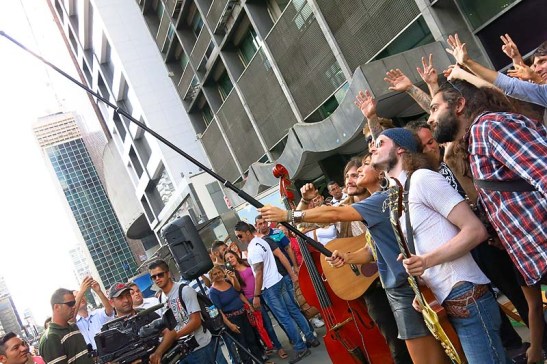 Sabrina Sato e artistas de rua (22)