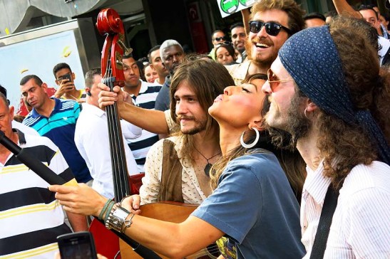 Sabrina Sato e artistas de rua (23)