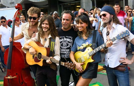 Sabrina Sato e artistas de rua (24)