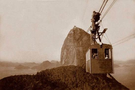 Homens fazendo manutenção nos cabos