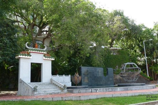 Ao fundo, a Fortaleza/Pousada São Tiago da Barra. Foto: M.V. Basílio