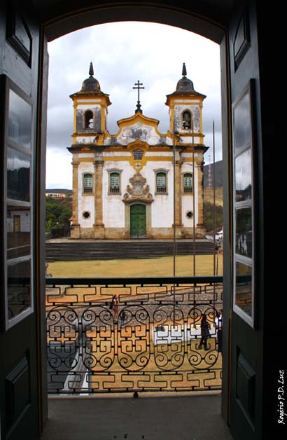 A Igreja vista de uma janela da Casa de Câmara de Mariana