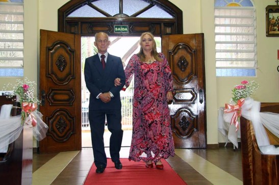 A entrada de Chicói com a Julie na igreja