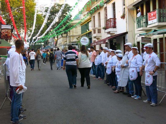 Antes do início da festa, os voluntários enfileiraram-se diante das barracas para fazer uma oração