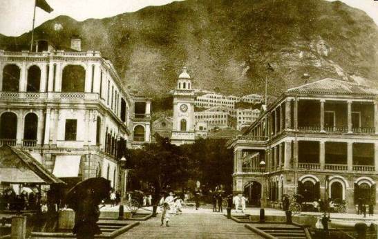 1895年畢打街附近的外商洋行物業，右為怡和大樓Peddar Street, Jardine House on the right/à direita