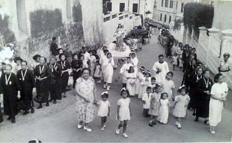 Foto publicada por Angela Henriques Lisboa no Facebook, vendo-se do lado esquerdo a parede da casa do Arriaga