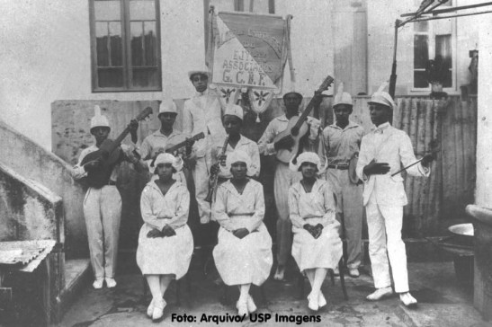 Primeiro folguedo negro criado especialmente para desfilar no carnaval paulistano. O cordão do Camisa Verde e Branco. Criado por Dionísio Barbosa. Aqui vemos “Camponeses do Egito”. (USP Imagens)
