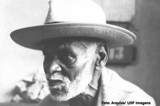 Dionísio Barbosa, aos 85 anos, fundador do primeiro cordão carnavalesco paulista, O Grupo Carnavalesco da Barra Funda, mais tarde popularmente chamado de Camisa Verde. (USP Imagens)