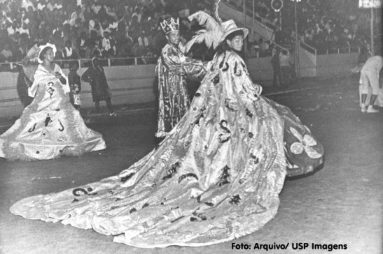 Escola de Samba Acadêmicos do Tatuapé em 1975. Na foto já aparecem as grandes arquibancadas com iluminação adequada e avenida desimpedida. (USP Imagens)