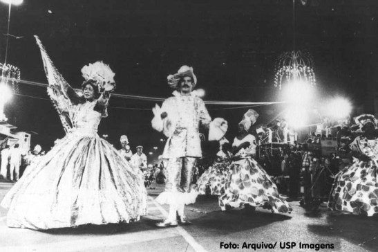 Escola de Samba Acadêmicos do Tatuapé desfilando na Avenida Tiradentes. Aqui aparecem as cabines dos juízes, iluminação feéricas e principalmente plataforma para câmeras de televisão. (USP Imagens)
