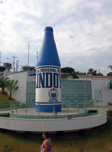 De passagem pela pequena cidade de Lindóia, uma foto da garrafa de água mineral Lindoya em tamanho grande exposta em praça